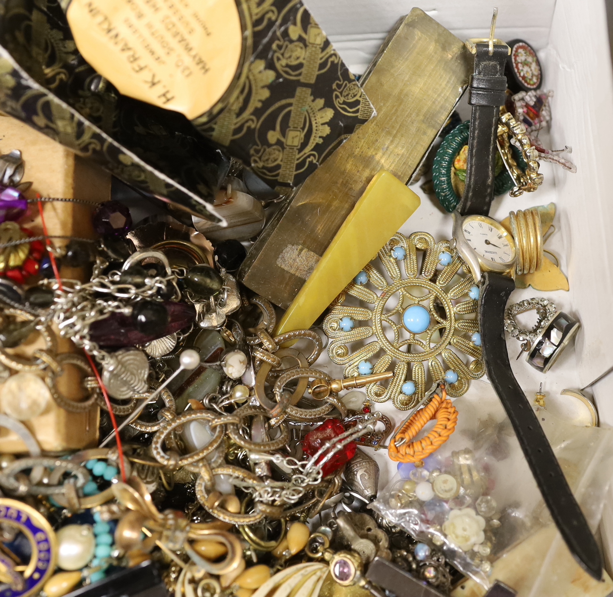 A quantity of assorted costume jewellery.